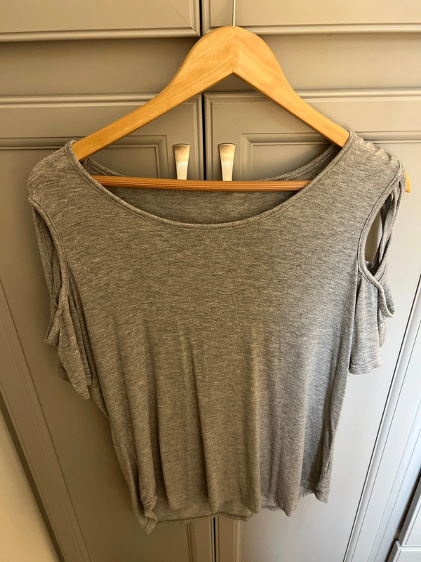 Womens grey cold shoulder top with criss cross straps on shoulder area euc size large 2