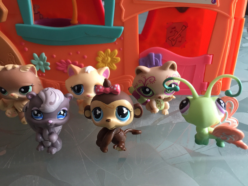 Maison Littlest PetShop avec valisette de personnages &