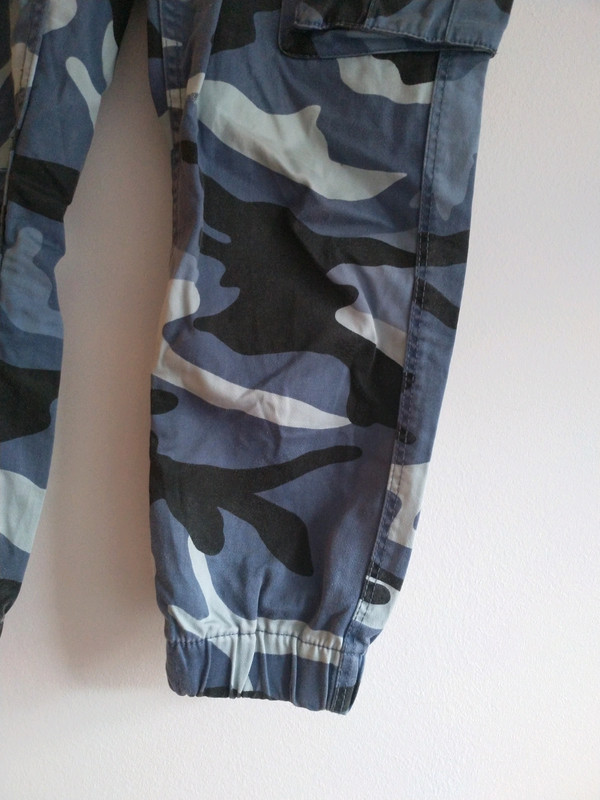 Pantalones cargo camuflaje Bershka - Vinted