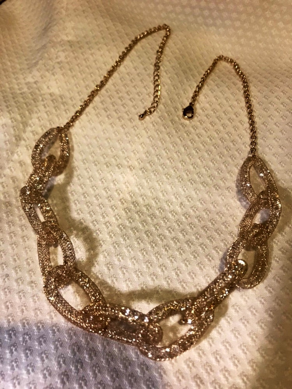 Collier doré garnie de perles transparentes  2