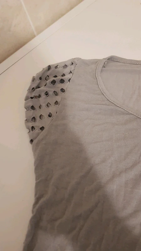 Top fluide gris à trous