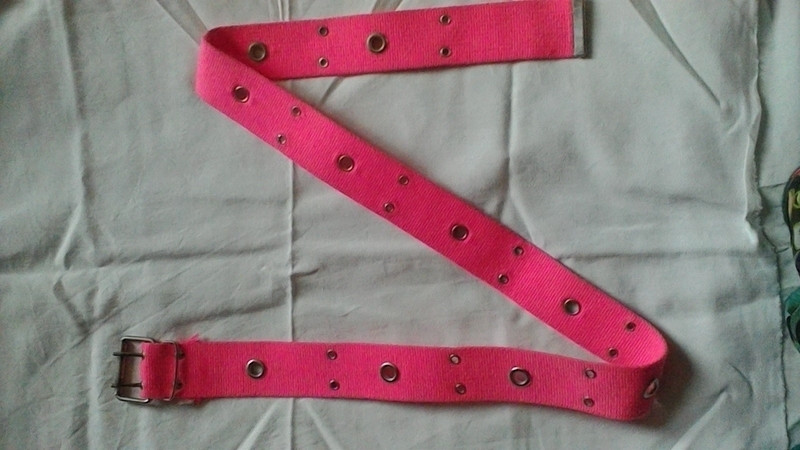 ceinture rose avec œillets en  metal 1