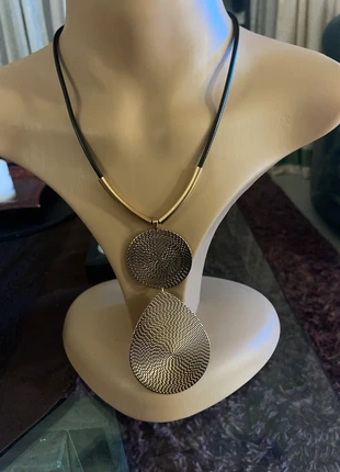 Collier doré moderne noir neuf pendentif, marke: Tendance, zustand: Neu, 10,00 €, 11,20 € inklusive Vinted-Käuferschutz