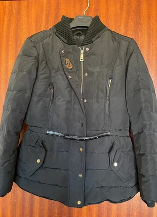 Casaco preto de penas e cinto, marca: Zara, estado: Muy bueno, tamaño: XL / 42 / 14, 25,00 €, 26,95 € Protección al comprador incluida