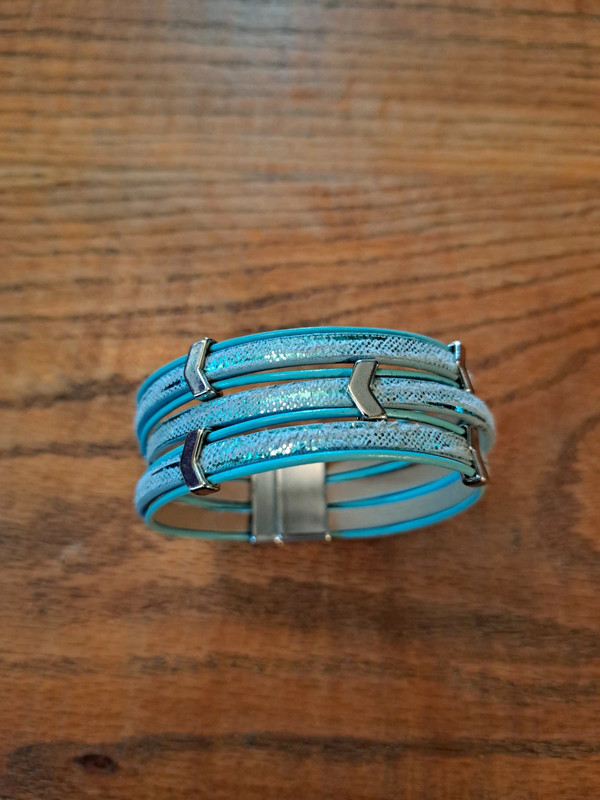 Turquoise bracelet with silver detail 1