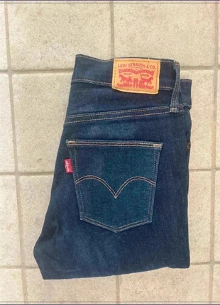 Jeans Levi's Slimming Skinny - W25 L32, marque: Levi's, état: Très bon état, taille: S / 36 / 8, 11,99 €, 13,29 € Protection acheteurs incluse