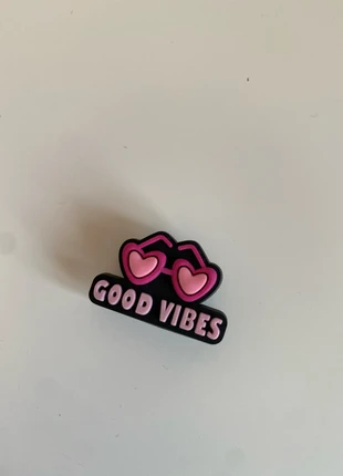 Jibbitz bedel crocs - roze zonnebril / good vibes, staat: Heel goed, € 1,00, € 1,75 inclusief Kopersbescherming