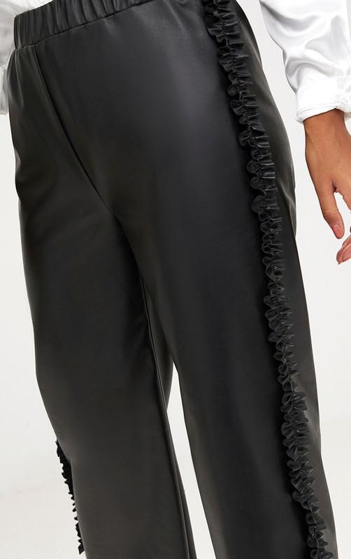 Pantalon court noir en imitation cuir avec volants sur les côtés 2