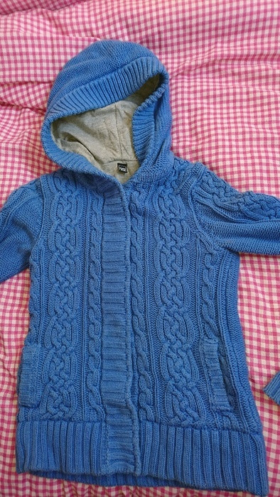 Gilet tricot bleu avec capuche  1