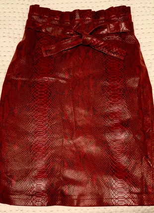 Jupe cuir, Jupe en cuir stretch bordeaux à taille haute, merk: Lyon leather, staat: Nieuw zonder prijskaartje, maat: M / 38 / 10, € 140,00, € 147,70 inclusief Kopersbescherming