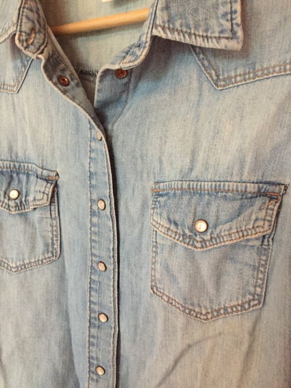 chemise a longues manches basiques en jean bleu clair à pressions 3
