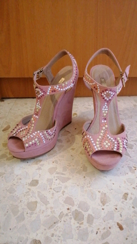 Zapatos cuña color rosa palo con tachuelas de amarillo, blanco y rosa - Vinted