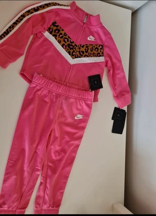 Conjunto Nike de niños, marque: Nike, état: Neuf avec étiquette, taille: 18-24 mois / 86 cm, 35,00 €, 37,45 € Protection acheteurs incluse