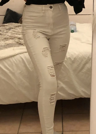 pantalon blanc troué, marke: Fashion Nova, zustand: Sehr gut, größe: XS / 34 / 6, 10,00 €, 11,20 € inklusive Vinted-Käuferschutz