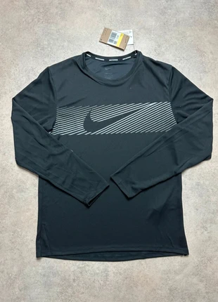 T-shirt Nike Running Solo Swoosh Noir, marca: Nike, estado: Nuevo con etiquetas, tamaño: S, 25,00 €, 26,95 € Protección al comprador Pro incluida