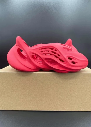 Yeezy Foam Runner Vermillion, marque: Yeezy, état: Neuf avec étiquette, taille: 39, 330,00 €, 347,20 € Protection acheteurs incluse