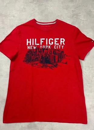 T-shirt Tommy Hilfiger New York City – Rouge, marke: Tommy Hilfiger, zustand: Sehr gut, größe: M, 8,00 €, 9,10 € inklusive Vinted-Käuferschutz