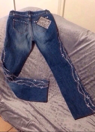 Magnifique Jean luxe avec strass et broderies, merk: Voyage Mazzilli Michielsens, staat: Heel goed, maat: M / 38 / 10, € 250,00, € 263,20 inclusief Kopersbescherming