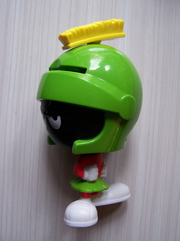 Figurine casque vert de chez mac do 3