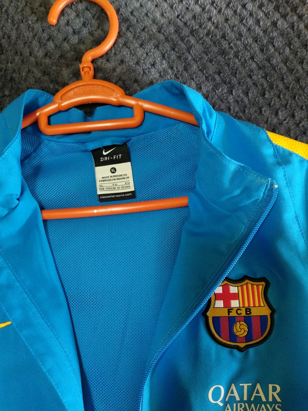 Chandal oficial Barcelona. Muy nuevo. Talla XL nino. 158 170 cm. 13 15 anos Vinted