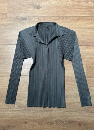 Issey Miyake Pleats Please Button Up Blouse, merk: Pleats Please Issey Miyake, staat: Heel goed, maat: M / 38 / 10, € 250,00, € 263,20 inclusief Kopersbescherming