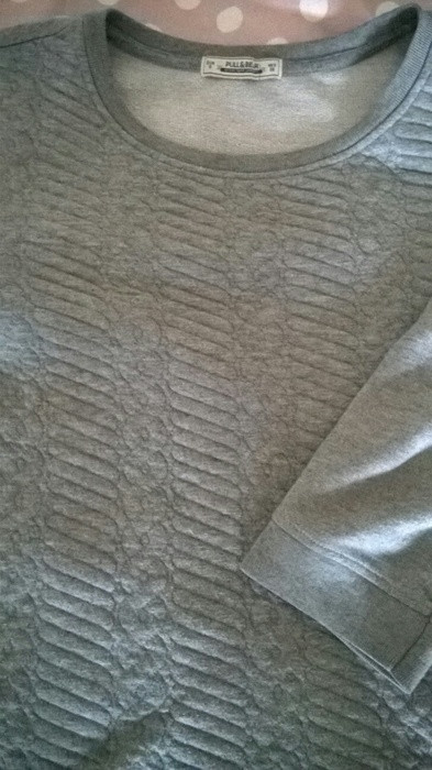Pull gris relief 2
