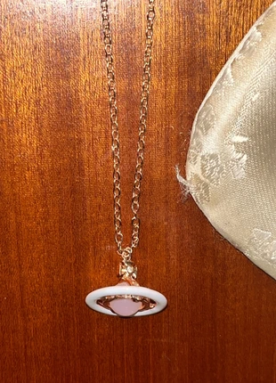 Vivienne Westwood Special edition golden and white Orb necklace, marque: Vivienne Westwood, état: Neuf sans étiquette, 30,00 €, 32,20 € Protection acheteurs incluse