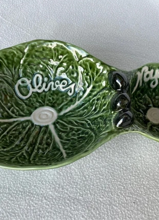 RARE - Plat apéritif à 2 compartiments en barbotine vert à la feuille de chou, motif olive, marca: Vintage, estado: Nuevo sin etiquetas, 19,00 €, 20,65 € Protección al comprador incluida