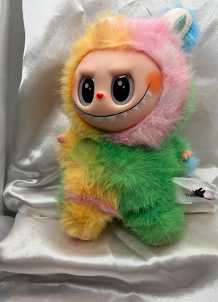 Une peluche porte clé labubu multi couleur, marque: POPMART, état: Très bon état, taille: Taille unique, 9,99 €, 11,19 € Protection acheteurs incluse