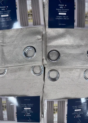 Lot de quatre rideaux 1.40x2.40, staat: Nieuw met prijskaartje, maat: 200 cm - 249 cm, € 42,90, € 45,75 inclusief Kopersbescherming