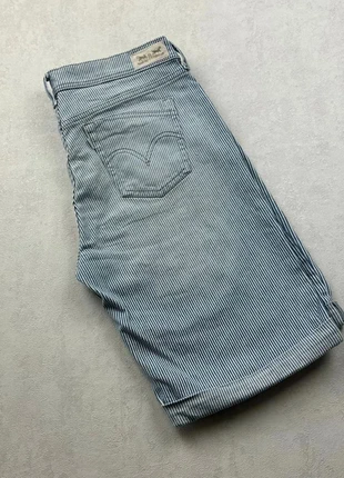 Short Femme Levi’s Rayé Bleu/Blanc Denim – Ourlets Revers Taille 10 US (FR 40/42), marque: Levi's, état: Très bon état, taille: M / 38 / 10, 15,00 €, 16,45 € Protection acheteurs (Pro) incluse