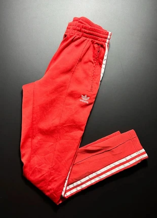 Jogging Adidas Taille XS rouge logo brodé blanc (S76), marque: adidas, état: Bon état, taille: XS / 34 / 6, 19,00 €, 20,65 € Protection acheteurs (Pro) incluse