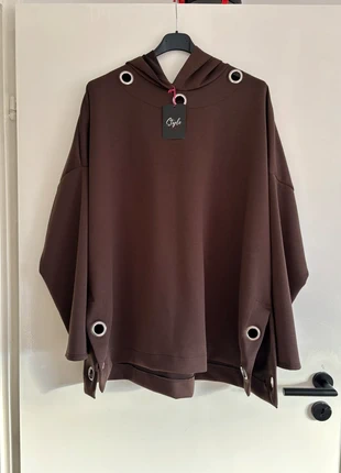 Dunkelbrauner Long Sweater mit Kaputze und Nieten 36-44, merk: style loft, staat: Heel goed, maat: Universele maat, € 32,00, € 34,30 inclusief Kopersbescherming