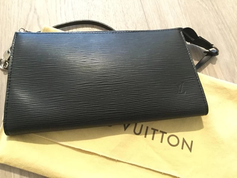 bag review: Louis Vuitton Epi Pochette Accessoires 23 