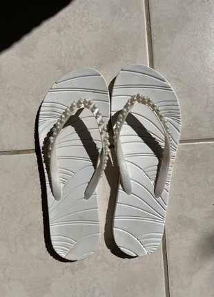 Tong femme Blanche et perle primark taille 39, marque: Primark, état: Très bon état, taille: 39, 10,00 €, 11,20 € Protection acheteurs incluse