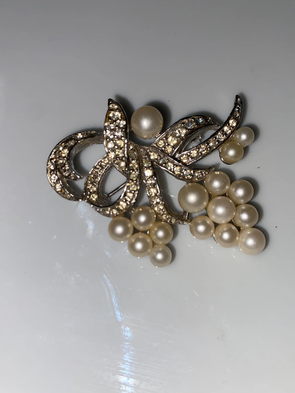 Vintage silvertone metal brooch bow with faceted rhinestones white faux pearl bouquet 4