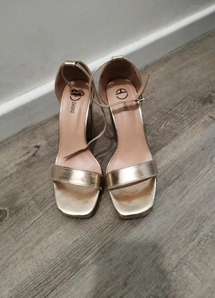 Sandálias douradas, marca: CHC-Shoes, estado: Muito bom, tamanho: 38, €10.00, €11.20 inclui Proteção do Comprador