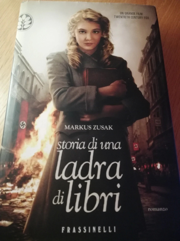  Storia di una ladra di libri: 9788820055905: Zusak, Markus:  Books