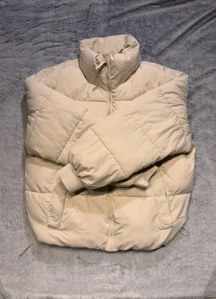 Doudoune beige, marque: Bershka, état: Très bon état, taille: M, 30,00 €, 32,20 € Protection acheteurs incluse