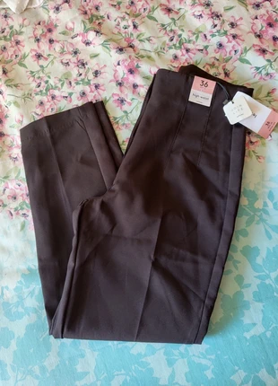 Pantalón, brand: Lefties, condizioni: Nuovo con cartellino, taglia: S / IT 40 / EU 36, €5.00, €5.95 include la Protezione acquisti