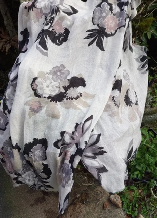 Splendide écharpe à fleurs, très large neuve avec étiquette, Camaïeu, , merk: Camaïeu, staat: Nieuw met prijskaartje, € 14,90, € 16,35 inclusief Kopersbescherming