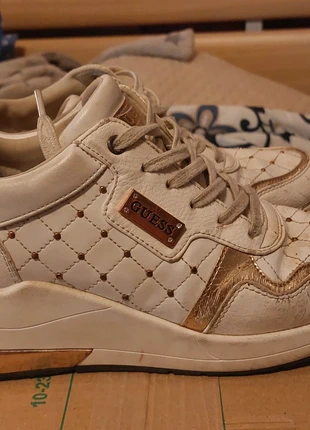 Scarpe Guess nr 38.5 bianche e oro, marke: GUESS, zustand: Gut, größe: 38.5, 40,00 €, 42,70 € inklusive Vinted-Käuferschutz