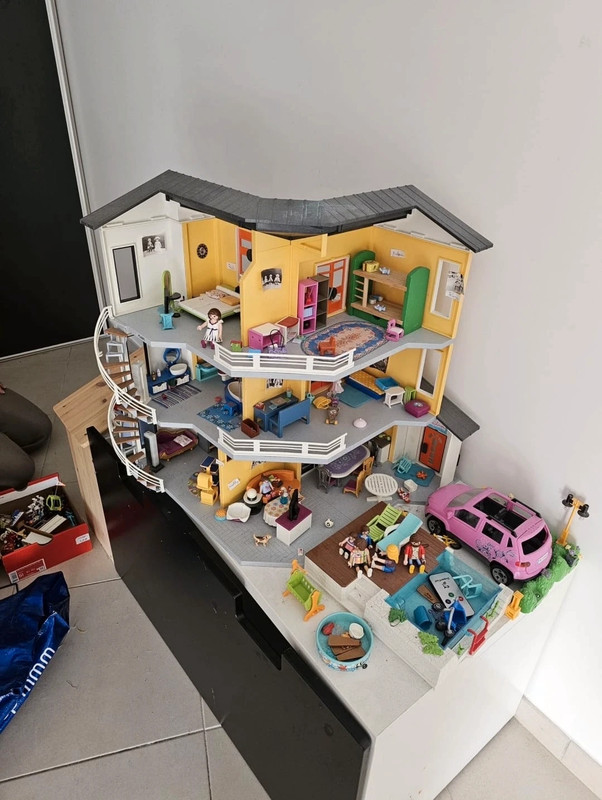 Maison 3 étages playmobil avec tout dedans