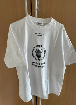 T-shirt Balenciaga blanc, brand: Balenciaga, condition: New with tags, size: S / 36 / 8, €120.00, €126.70 includes Buyer Protection