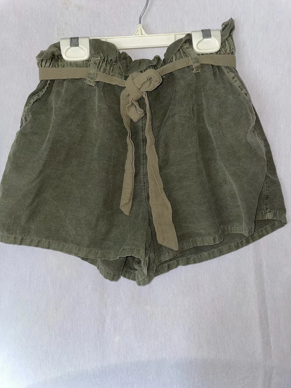 army green women’s high waisted flowy shorts with cinched waistband and tie-belt size M 1