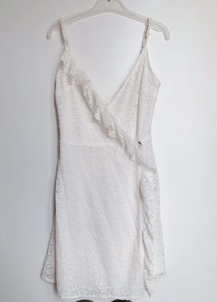 Robe à volants blanche , merk: Bershka, staat: Heel goed, maat: XS / 34 / 6, € 4,00, € 4,90 inclusief Kopersbescherming