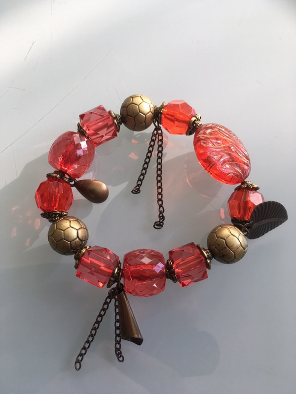 Bracelet rouge perles et breloques  2