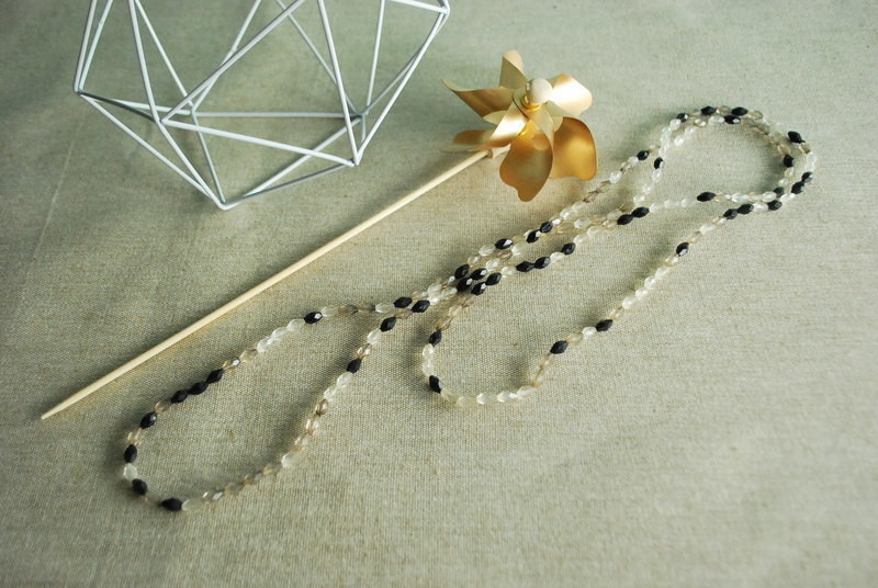 Long collier / sautoir de perles noires, beiges et transparentes style bohème 2