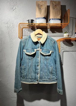 Veste en jean Levi’s doublé crop, brand: Levi's, condition: Very good, size: L / 40 / 12, €79.00, €83.65 includes Buyer Protection Pro
