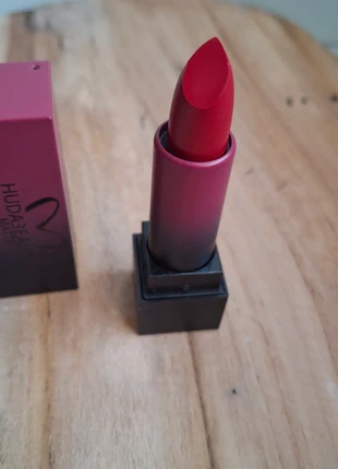 Rouge à lèvres Huda beauty de Dubaï Neuf, marke: Huda 3eauty, zustand: Neu, mit Etikett, 8,00 €, 9,10 € inklusive Vinted-Käuferschutz